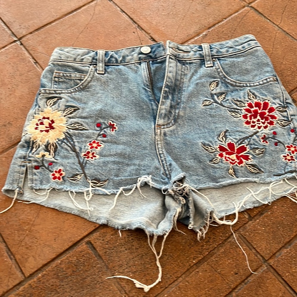 Top shop “mom” cut embroidered denim shorts